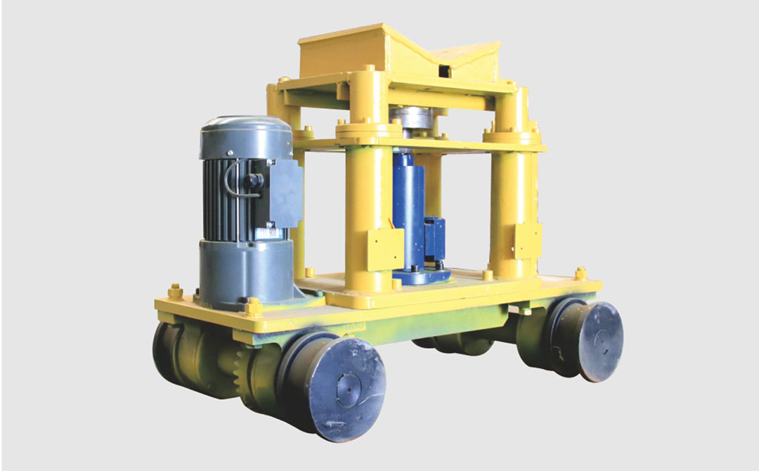 Máquina elevadora y en movimiento
